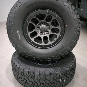 Set of 5 Jeep Gladiator /
Wrangler Mopar Real Beadlock Wheels W/ 37"12.5r17 Milestar Patagonia MT tires included!